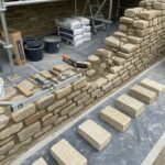Quelles sont les étapes pour rénover un mur en pierre?